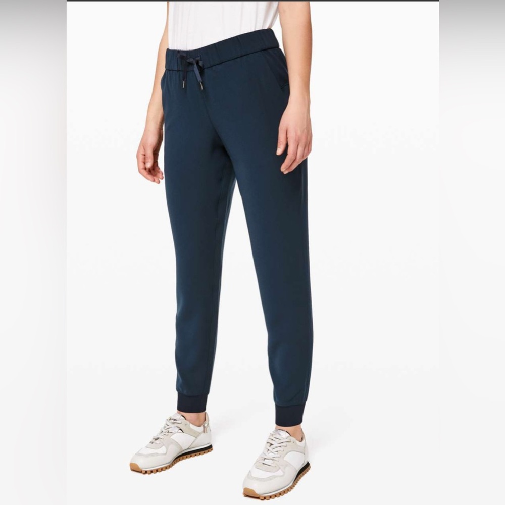 Lululemon On The Fly Jogger size 8 true navy